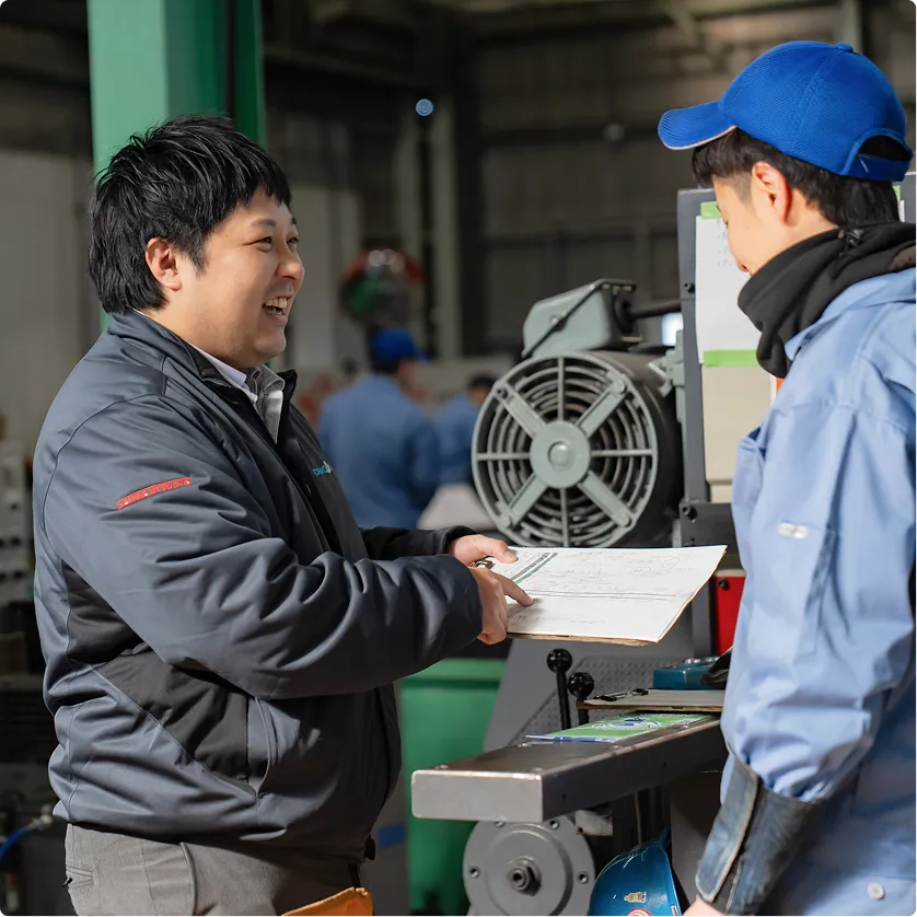 工場で打ち合わせをする社員
