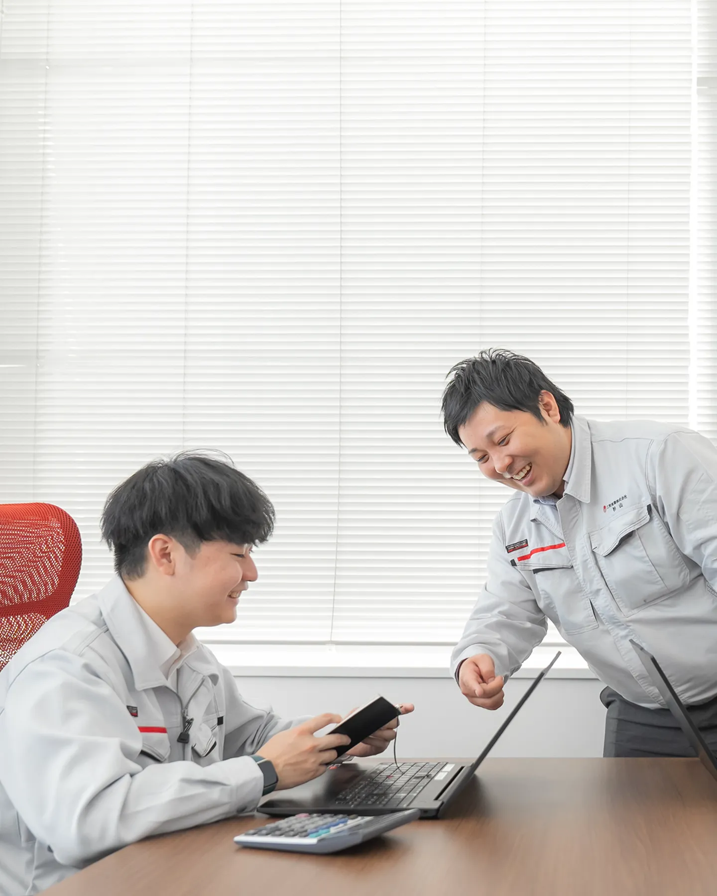 工場で打ち合わせをする社員