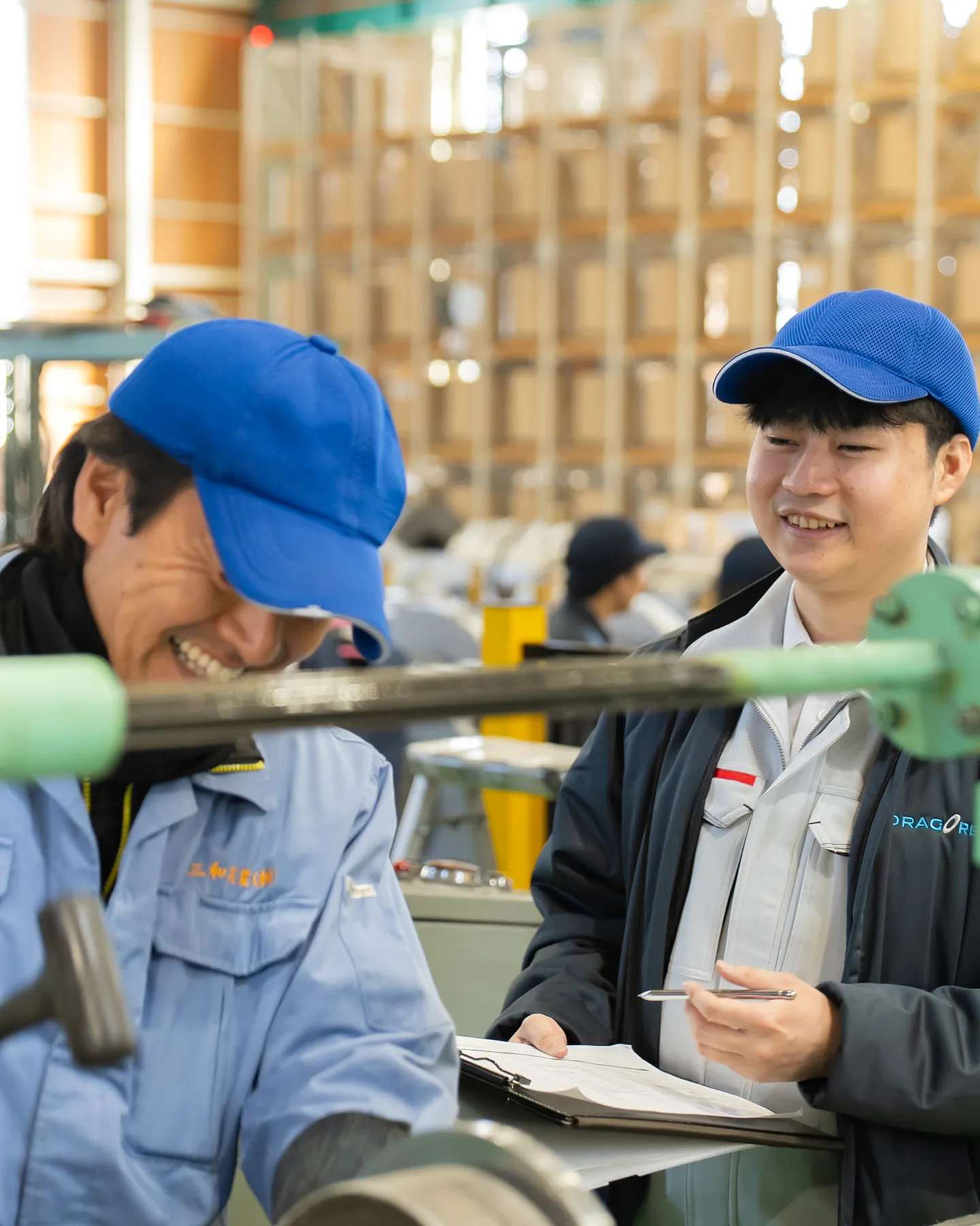 オフィスで打ち合わせをする社員