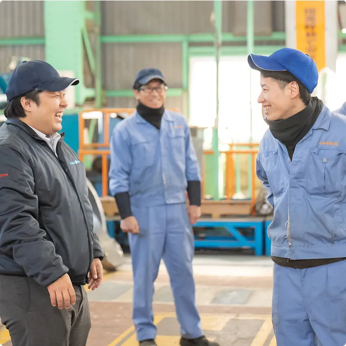 工場で打ち合わせをする社員