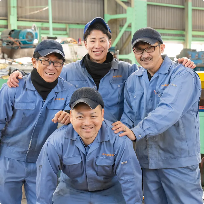 工場で会話する社員