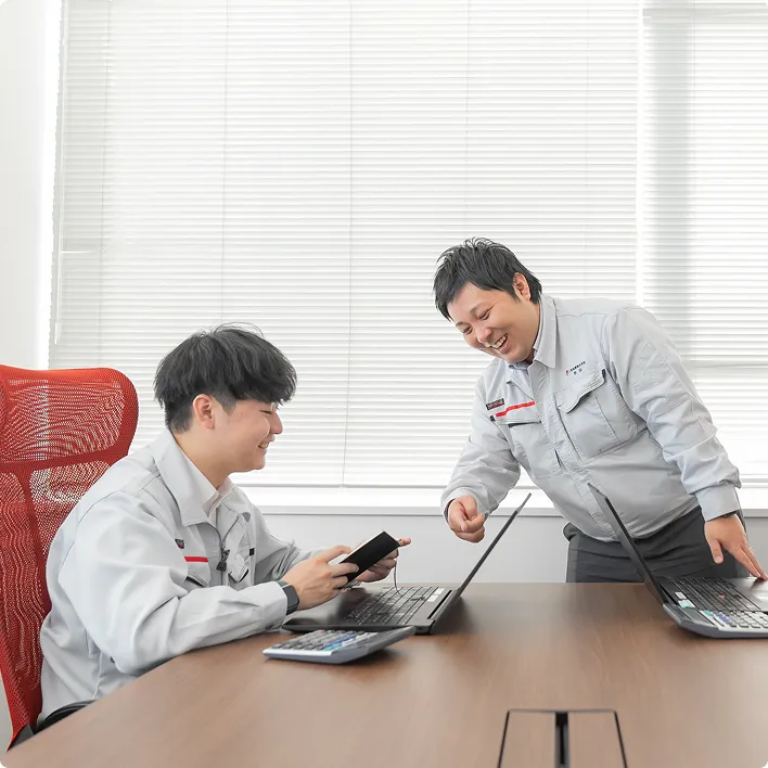 工場で説明を受ける社員