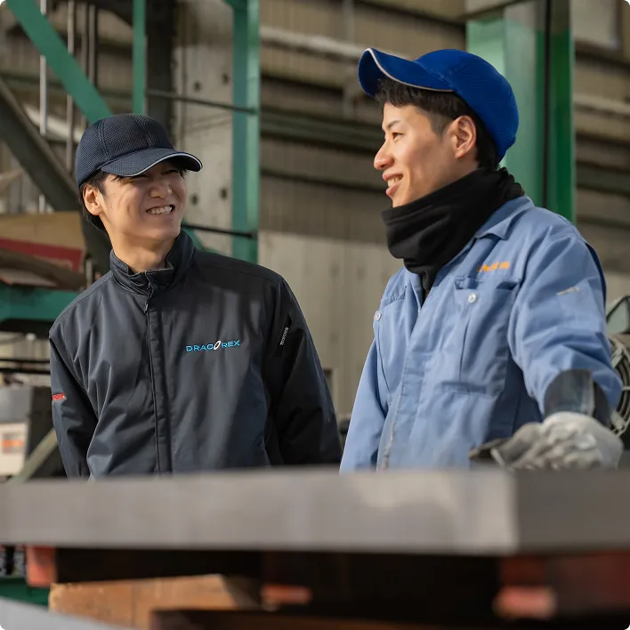 工場で作業をする社員