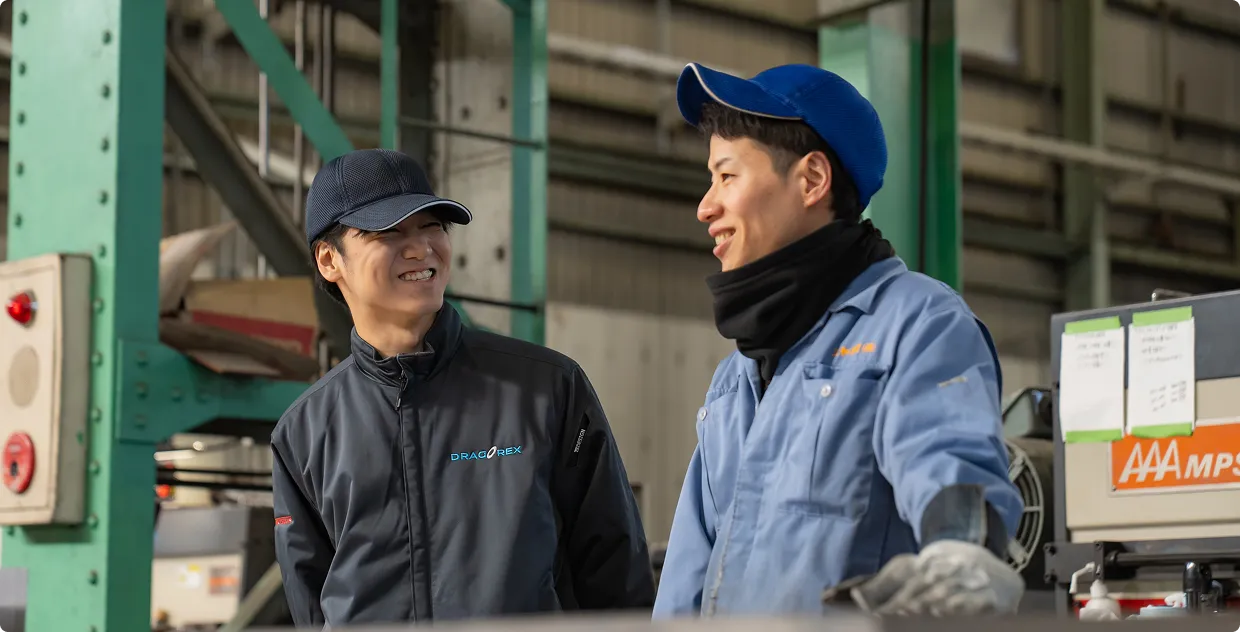工場で会話する社員