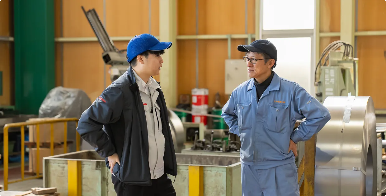 工場で相談する社員
